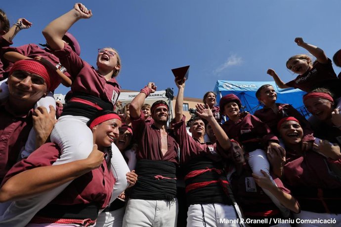 Els Castellers d'Esparreguera aixequen el trofeu de guanyadors