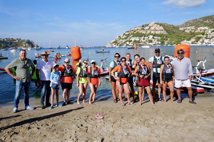 Representantes institucionales, deportivos y participantes en el II Circuito de Bicicletas Acuáticas.