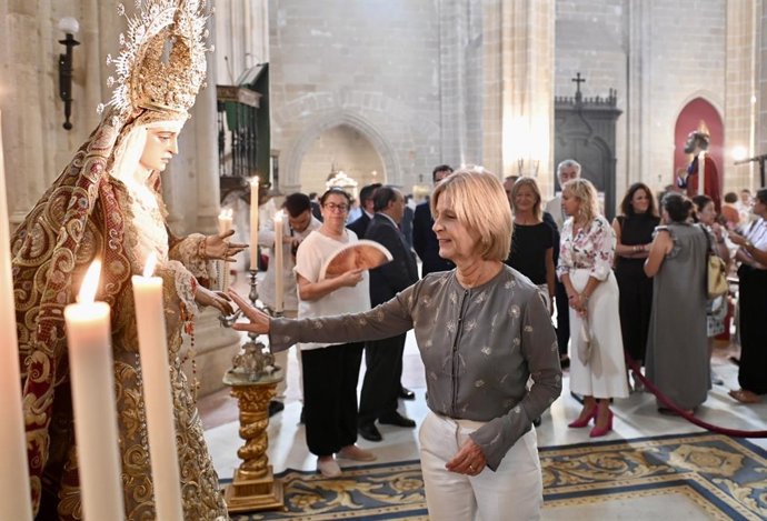 La alcaldesa de Jerez, María José García-Pelayo, en la Solemne Eucaristía en la Iglesia de Santiago con motivo del X Aniversario de la reapertura del templo.