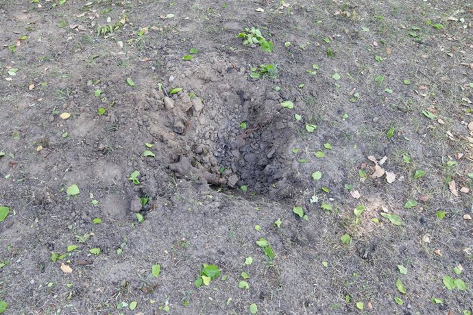 Archivo - RUSSIA, ZAPOROZHYE REGION - JULY 25, 2025: A hole in the ground after a Ukrainian artillery shelling