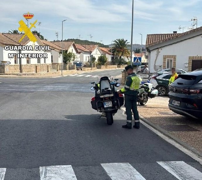 Agentes de la Guardia Civil en el lugar del accidente vial.