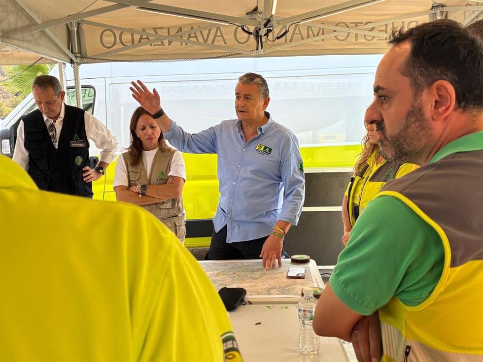 El vicepresidente primero de la Junta y consejero de Presidencia, Sanidad y Emergencias, Antonio Sanz, en el Puesto de Mando Avanzado del incendio forestal de Igualeja.