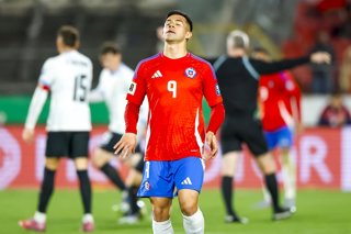 Futbol, Chile vs Uruguay. Eliminatorias al mundial de la Fifa 2026. El jugador de la seleccion chilena Alexander Aravena es fotografiado durante un partido clasificatorio al mundial de 2026 contra Uruguay disputado en el estadio Nacional de Santiago,