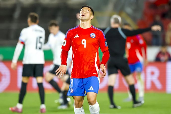 Futbol, Chile vs Uruguay. Eliminatorias al mundial de la Fifa 2026. El jugador de la seleccion chilena Alexander Aravena es fotografiado durante un partido clasificatorio al mundial de 2026 contra Uruguay disputado en el estadio Nacional de Santiago,