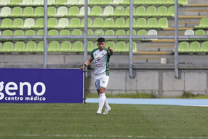 Futbol, Santiago Wanderers vs Deportes Puerto Montt Fecha 21, Liga de Ascenso 2026, El jugador de Deportes Puerto Montt Richard Paredes, celebra con sus companeros, tras marcar un gol contra Santiago Wanderers, durante un partido de la Liga de Ascenso,