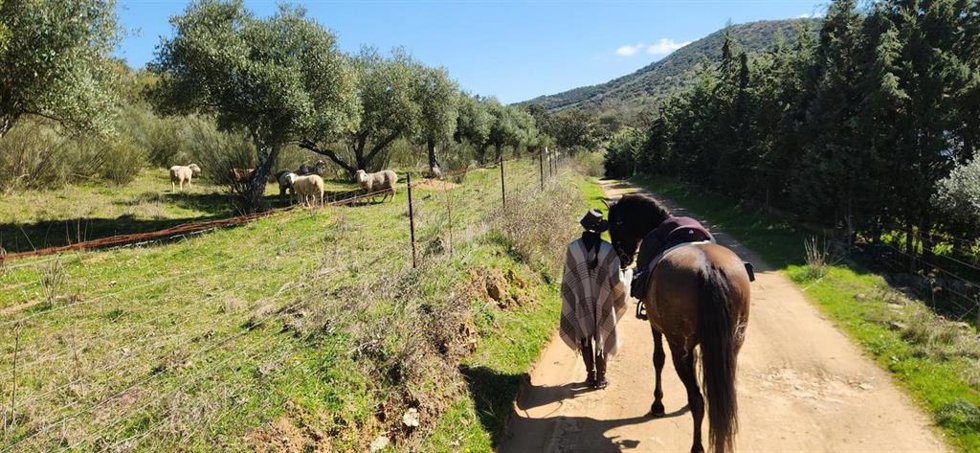 La Asociación Doble Cristal va a impulsar una guía de rutas ecuestres por parajes naturales de la provincia de Badajoz.