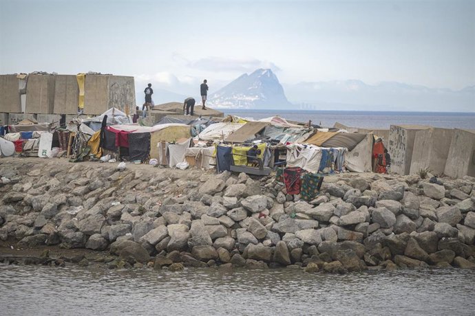 Varios migrantes acampados en la playa de Benítez.