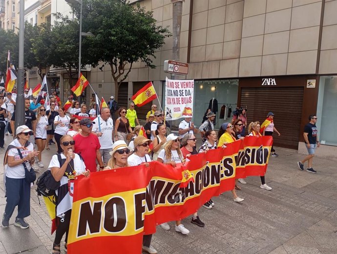Una manifestación llega hasta la frontera de Ceuta pidiendo la vuelta a la normalidad.