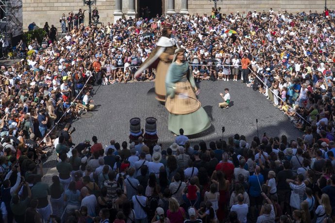 Danza de cabezudos durante la diada castellera de las Fiesta de la Mercè, a 24 de septiembre de 2026, en Barcelona