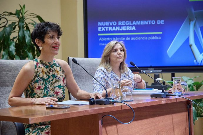 Archivo - La ministra de Inclusión, Seguridad Social y Migraciones, Elma Saiz (i) y la secretaria de Estado de Migraciones, Pilar Cancela (d), durante una rueda de prensa posterior a la XII Conferencia Sectorial de la Inmigración, en la sede del Ministeri