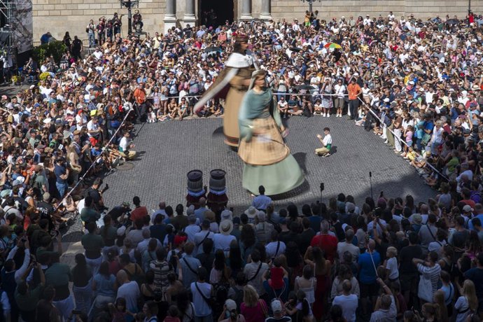 Dansa de capgrossos durant la diada castellera de les Festes de la Mercè de 2026