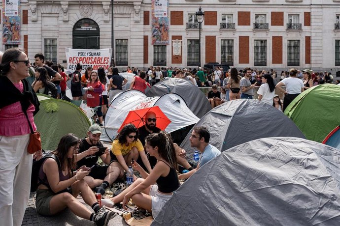 Numerosas personas se concentran en tiendas de campaña para exigir la aprobación de un decreto sobre vivienda, en la Puerta del Sol, a 27 de septiembre de 2026, en Madrid (España). 