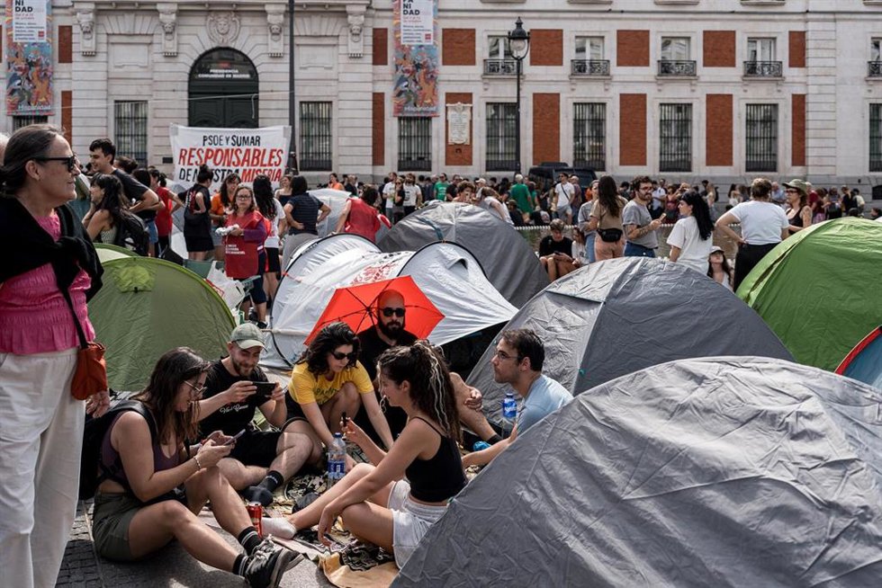 Numerosas personas se concentran en tiendas de campaña para exigir la aprobación de un decreto sobre vivienda, en la Puerta del Sol, a 27 de septiembre de 2026, en Madrid (España).