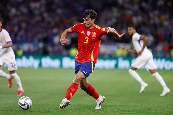 Archivo - Robin Le Normand, en un partido con la selección española.