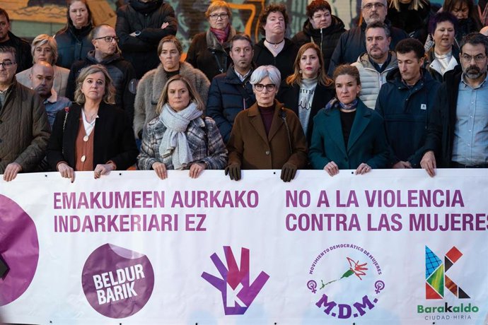Archivo - Concentración para condenar la muerte de una mujer presuntamente a manos de su hijo, en la Herriko Plaza, a 4 de enero de 2025, en Barakaldo (Bizkaia)