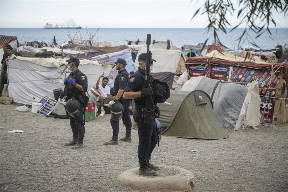 Varios agentes de Policía Nacional controlan la playa del Trampolín.