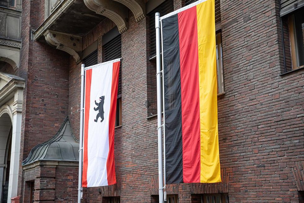 Banderas de Alemania y de Berlín (archivo)