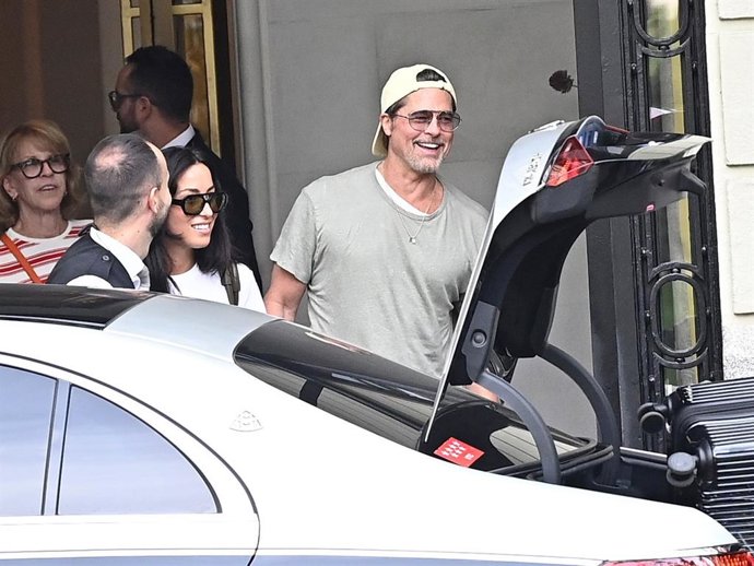 Brad Pitt saliendo del Hotel Ritz de Madrid junto a su novia Inés de Ramón