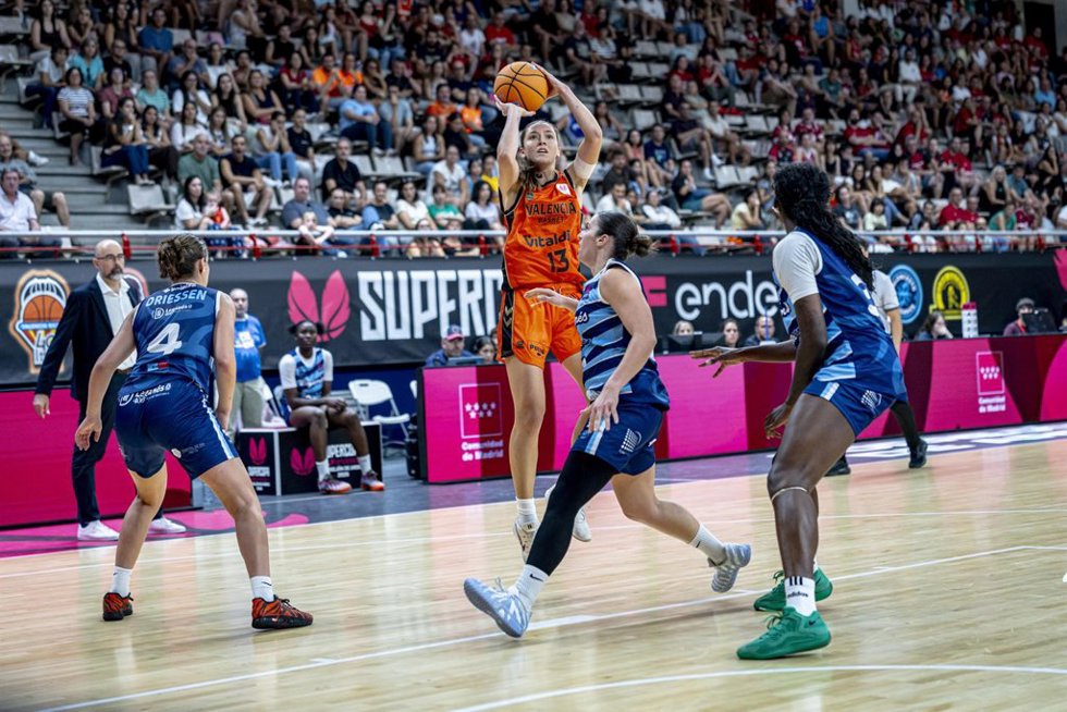 Helena Pueyo, en un partido con el Valencia Basket.