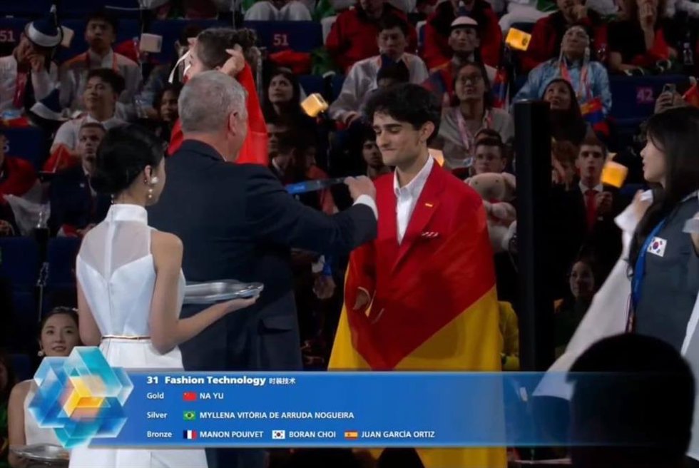 Juan García, del IES Bartolomé Pérez Casas (Lorca), logra medalla de bronce en Tecnología de la Moda en las competiciones mundiales de FP 'WorldSkills' Shanghái 2026