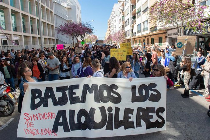 Archivo - Decenas de personas durante una manifestación por la vivienda en Eivissa, en una foto de archivo.