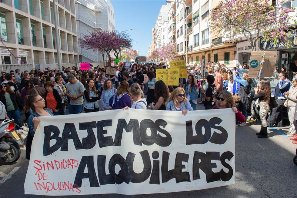 Archivo - Decenas de personas durante una manifestación por la vivienda en Eivissa, en una foto de archivo.