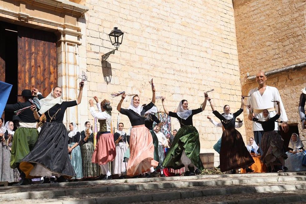 Baile tradicional frente a la iglesia de Binissalem por la 60ª Festa des Vermar.