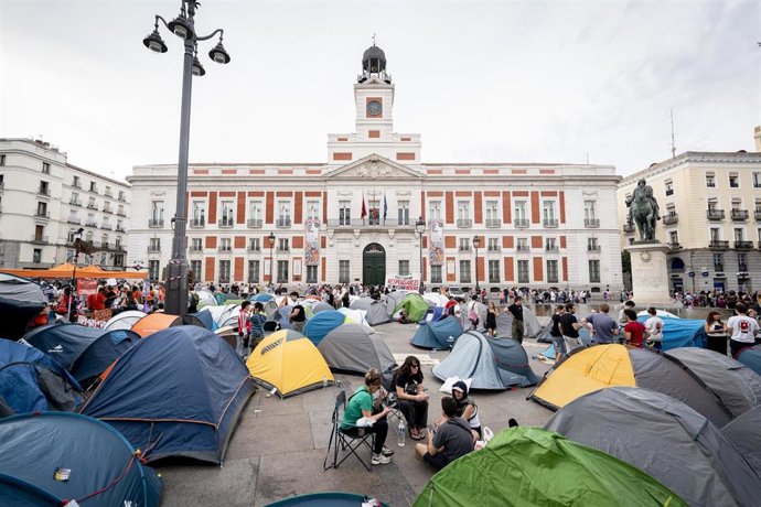 Numerosas personas se concentran en tiendas de campaña para exigir la aprobación de un decreto sobre vivienda, en la Puerta del Sol, a 27 de septiembre de 2026, en Madrid (España). 