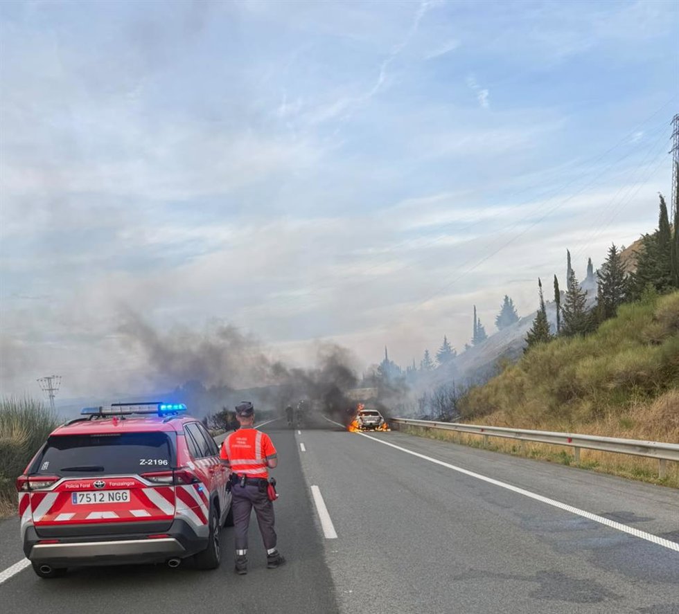 Controlado un incendio provocado por un coche en llamas en Muruarte de Reta.