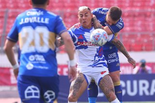 Futbol, Everton vs Universidad de Chile Copa Chile 2026. El jugador de Everton Benjamin Berrios, derecha, disputa el balon contra Eduardo Vargas de Universidad de Chile durante el partido de vuelta de los octavos de final de la Copa Chile, reanudado para