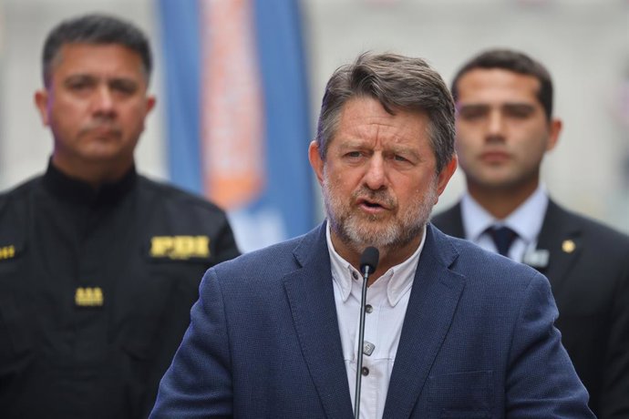 Santiago, 10 de septiembre 2026. El Gobernador de Santiago, junto al director general de la Policia de Investigaciones de Chile, y consejeros regionales, encabeza la entrega de dos nuevos vehiculos blindados financiados por el Gobierno de