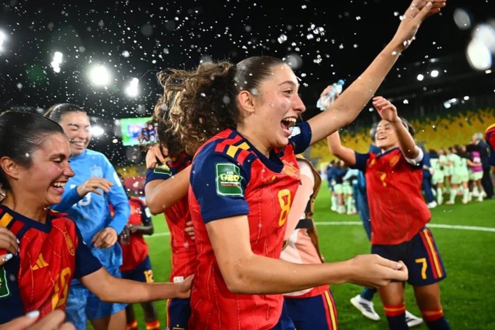 Las futbolistas de la selección española sub-20 celebran una victoria.