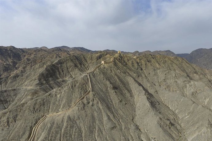 Archivo - Arquivo - PEQUIM, 18 de agosto de 2026  -- Uma foto aérea tirada por um drone em 29 de outubro de 2025 mostra um trecho da Grande Muralha na cidade de Jiayuguan, na província de Gansu, no noroeste da China. Jiayuguan, o ponto mais a oeste da Gra