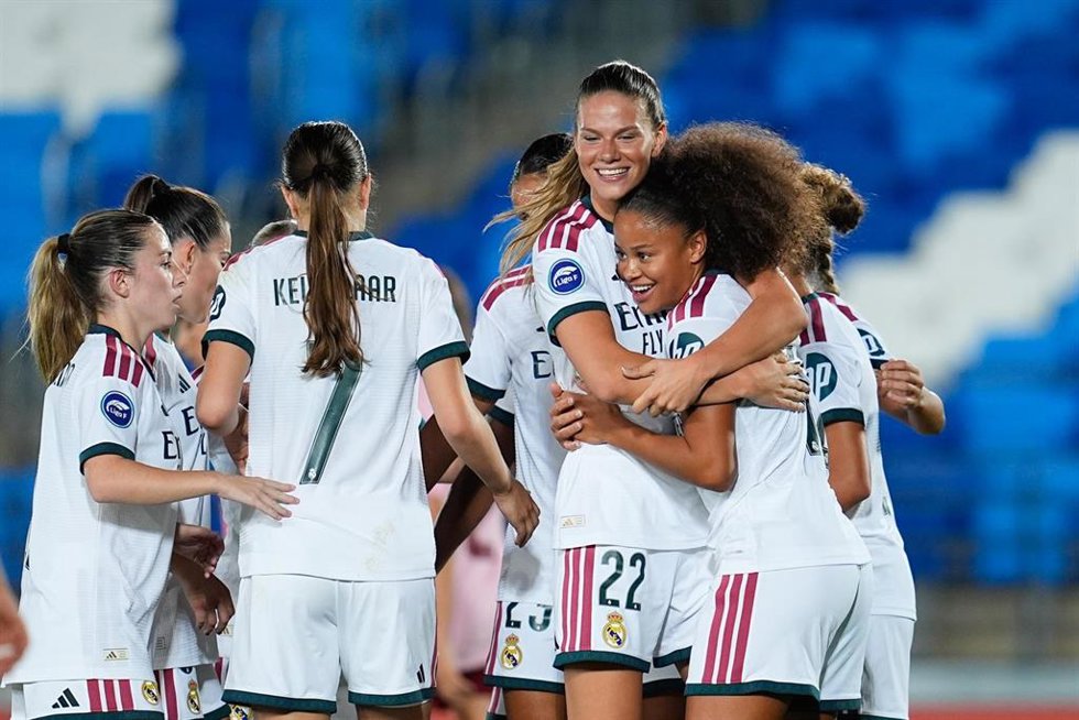 Las jugadoras del Real Madrid celebran un gol de Felicia Schröder