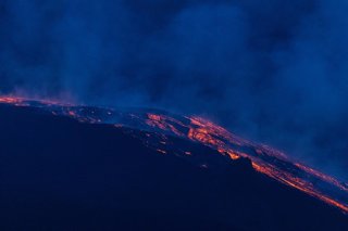 Archivo - Catania, Italia: IPA87582354 - Catania, August 17, 2026, Mount Etna: The lava flow from the new vent over the Valle del Bove, as seen from Monte Pomiciaro