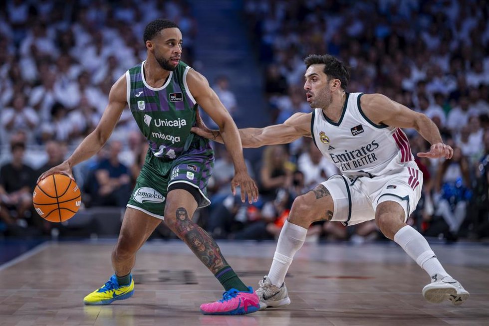 September 27, 2026, Madrid, Madrid, Spain: MADRID, SPAIN - SEPTEMBER 27: Cameron Hunt of Unicaja (L) in action with the ball defended by Facundo Campazzo of Real Madrid (R) during the Liga Endesa match between Real Madrid and Unicaja Malaga at Movistar Ar