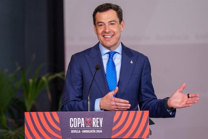 Archivo - El presidente de la Junta de Andalucía, Juanma Moreno, interviene en el acto oficial de recibimiento a la Copa del Rey de Fútbol. A 16 de abril de 2026 en Sevilla (Andalucía, España). 