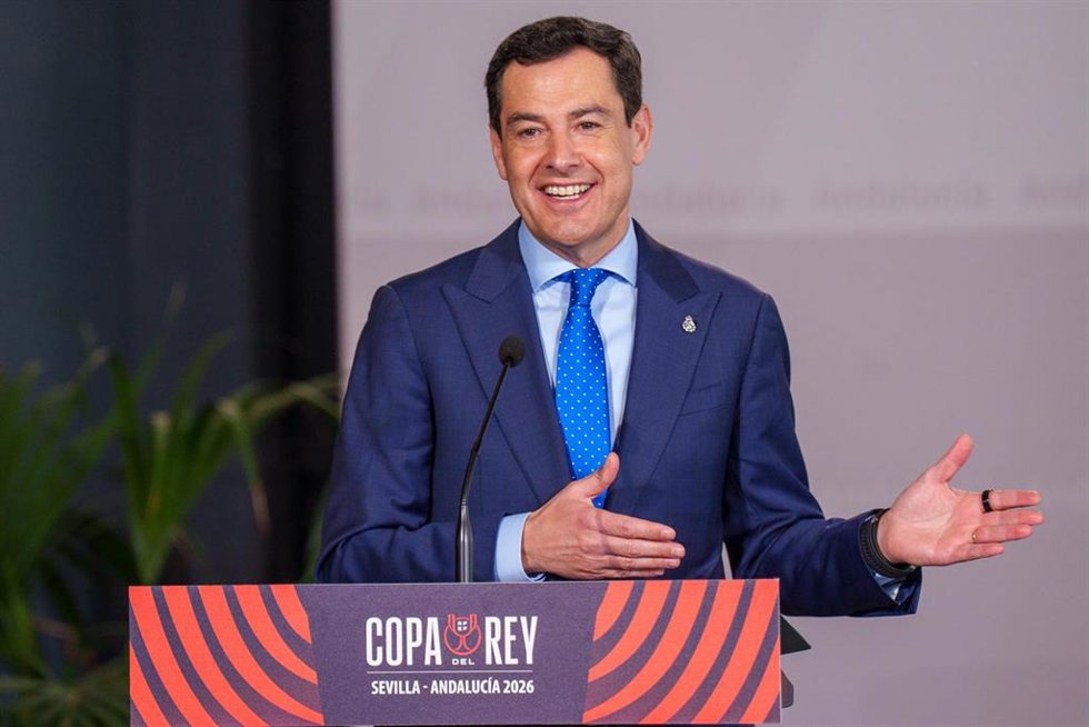 Archivo - El presidente de la Junta de Andalucía, Juanma Moreno, interviene en el acto oficial de recibimiento a la Copa del Rey de Fútbol. A 16 de abril de 2026 en Sevilla (Andalucía, España). 