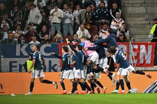27 September 2026, Bavaria, Augsburg: Greece's Dimitris Kourbelis (L) celebrates with his teammates after scoring his side's opening goal, making it 0-1, during the UEFA Nations League Group A2 soccer match between Germany and Greece, at WWK Arena. Photo: