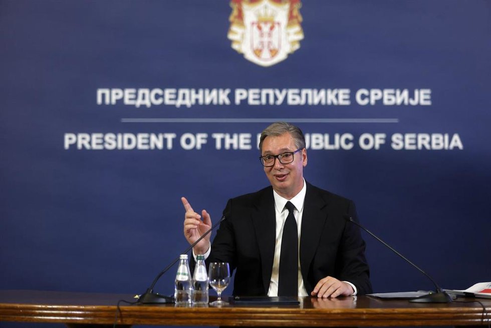 El presidente serbio, Aleksandar Vucic, presenta su dimisión