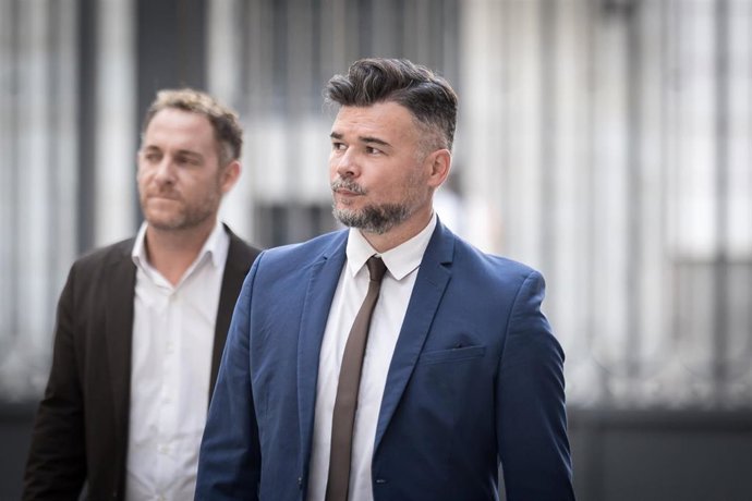 El portavoz de ERC en el Congreso, Gabriel Rufián, a su llegada a una sesión de control al Gobierno, en el Congreso de los Diputados, a 16 de septiembre de 2026, en Madrid (España). 