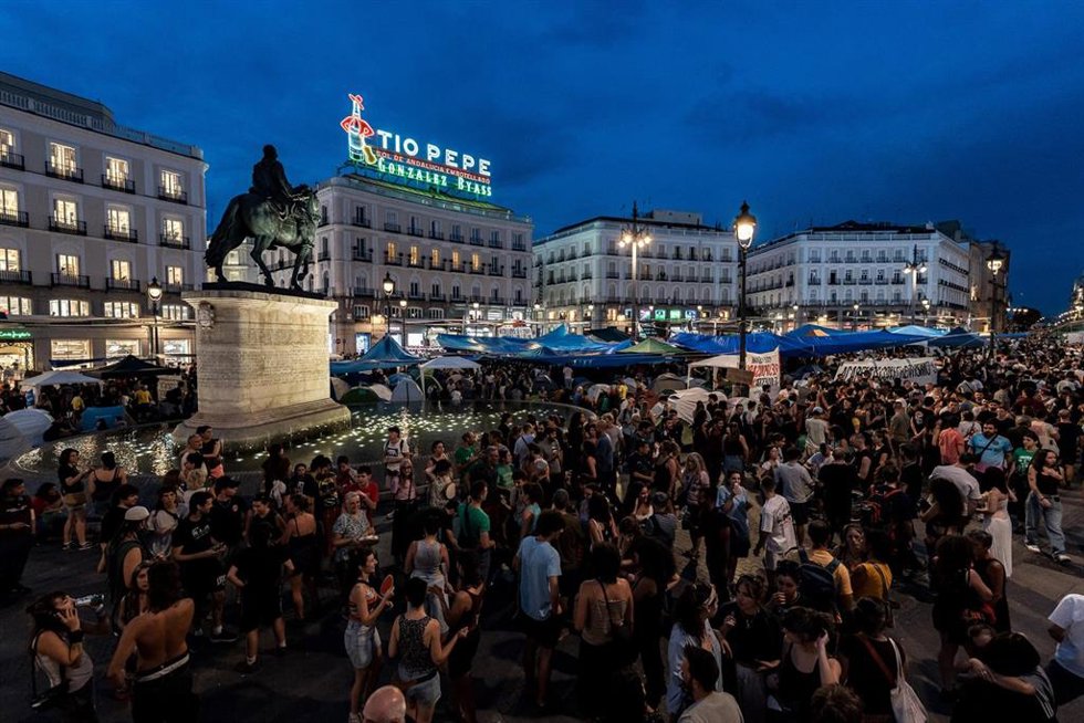 Numerosas personas pasan la segunda noche acampados en tiendas de campaña para exigir la aprobación de un decreto sobre vivienda, en la Puerta del Sol, a 27 de septiembre de 2026, en Madrid (España). 