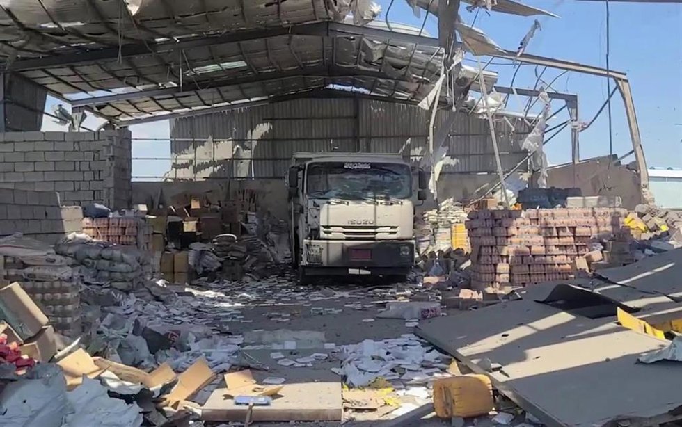 Destrucción causada en un mercado en Taiz, Yemen, por un bombardeo reivindicado por las Fuerzas Armadas del Gobierno de Yemen reconocido internacionalmente pero atribuido por los rebeldes hutíes a Arabia Saudí 