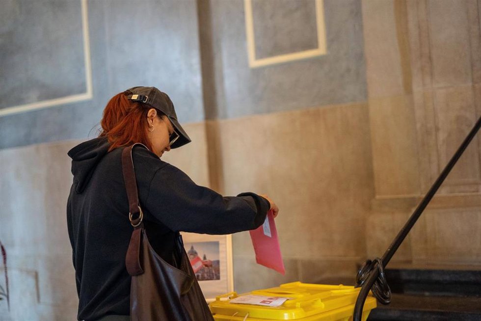 Archivo - Una mujer deposita su voto en un colegio electoral de Hanover, capital de Baja Sajonia, en la primera vuelta de las elecciones locales del estado