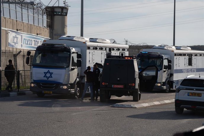 Archivo - Autobuses de transporte de prisioneros estacionados frente a la prisión militar israelí de Ofer