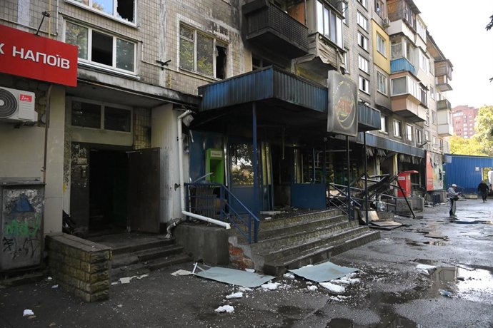 26 de setembro de 2026, Kiev, Ucrânia: Um supermercado no térreo de um prédio residencial de cinco andares no bairro de Solomianskyi é danificado por um ataque com drones russos, em Kiev, Ucrânia, em 26 de setembro de 2026. Durante o ataque matinal à capi