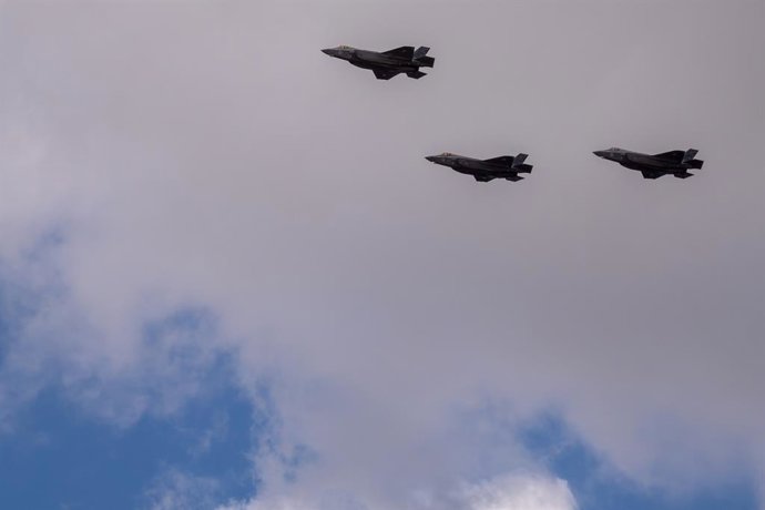Archivo - Arquivo - 21 de abril de 2026, Jerusalém, Israel: Uma formação de caças stealth F-35I Adir da Força Aérea Israelense (IAF) realiza uma formação aérea em homenagem aos falecidos sobre o Cemitério Militar do Monte Herzl. A homenagem ocorreu após d