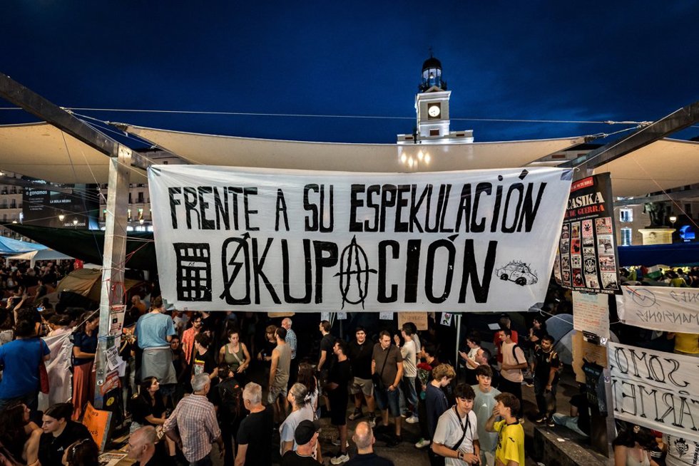 Numerosas personas pasan la segunda noche acampados en tiendas de campaña para exigir la aprobación de un decreto sobre vivienda, en la Puerta del Sol, a 27 de septiembre de 2026, en Madrid (España).
