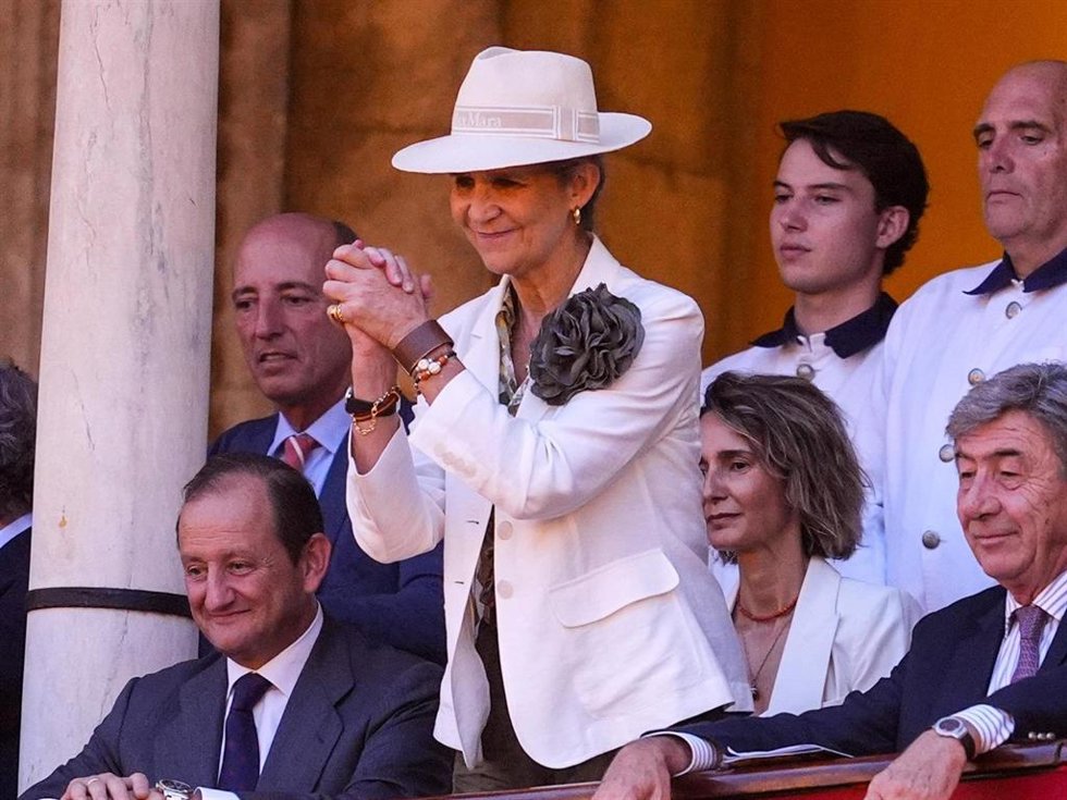 La infanta Elena viendo a Morante de la Puebla en La Maestranza de Sevilla