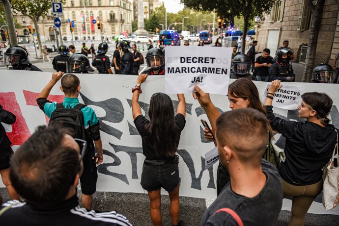 Decenas de personas se concentran, a 28 de septiembre de 2026, en Barcelona, Catalunya (España).